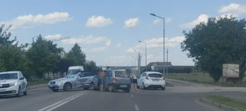 Accident pe drumul spre Petrești. Nu a dat prioritate și a fost lovit din plin.