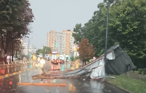 Imagini dramatice la Focșani. Acoperiș căzut pe B-dul Unirii, copac prăbușit la CEC în Bahne și strada Cuza Vodă inundată.