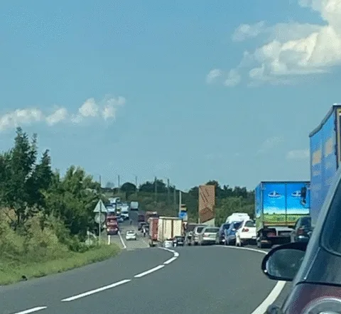 Motocicletă în flăcări pe DN 2, la Slobozia Bradului. S-a stat în coloană mai bine de o oră, după accident.