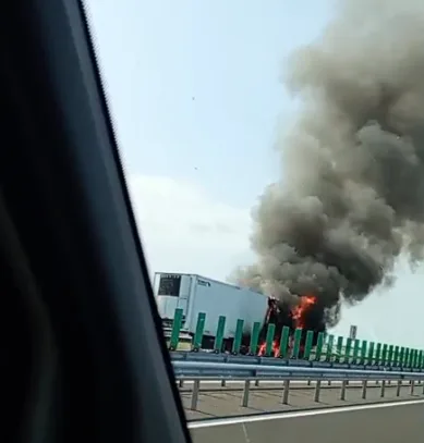 Video. Arde un camion pe autostrada A 7. Atenție în trafic!