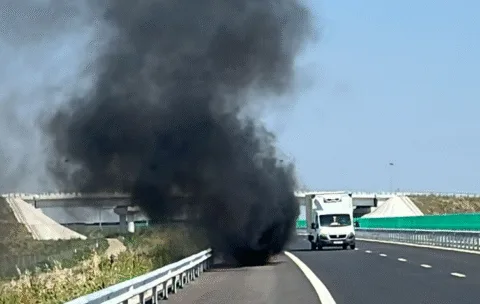 O mașină a ars în totalitate pe autostrada A 7, aproape de Rm. Sărat