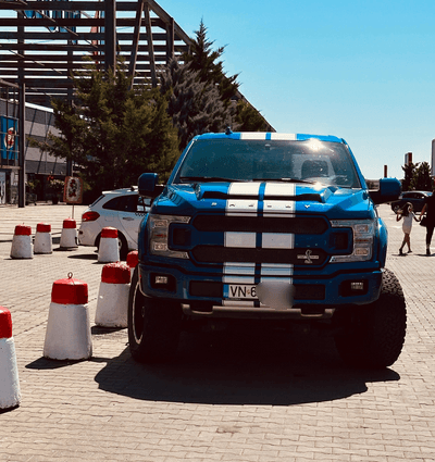 Oprișan iar nu are loc să-și parcheze „dihonia” la Carrefour