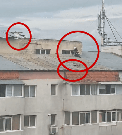 Video. Risc să cadă o bucată uriașă de tablă de pe un bloc cu zece etaje din Focșani. Pompierii intervin acum.