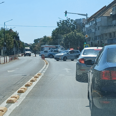 Foto: Al 200-lea accident la intersecția de la Teatrul Pastia. Șoferul de pe taxi era băut!