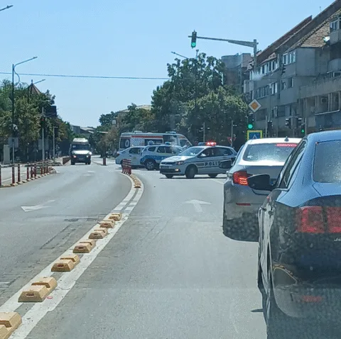 Foto: Al 200-lea accident la intersecția de la Teatrul Pastia. Șoferul de pe taxi era băut!