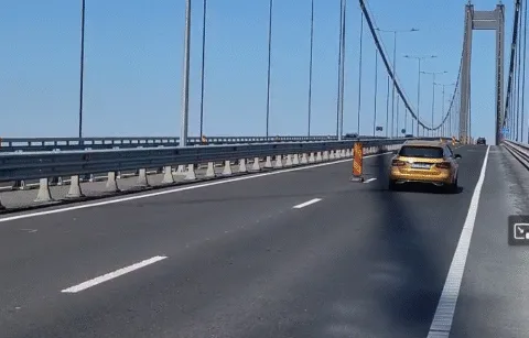 Video. Fenomene SF la podul peste Dunăre de la Brăila. De sub asfalt izvorăște apă!