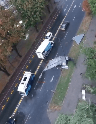 Video. Filmarea care ne arată de unde a căzut bucata de tablă care putea provoca o tragedie în zona Capelă din Focșani