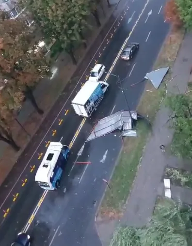 Video. Filmarea care ne arată de unde a căzut bucata de tablă care putea provoca o tragedie în zona Capelă din Focșani