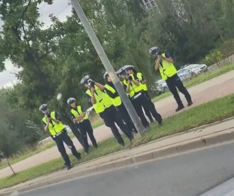 Cinci polițiști cu aparate radar tip pistol, în acțiune! :)