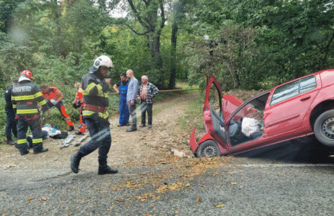 Foto. Persoană inconștientă după un accident produs la Vidra. Trafic blocat în zonă.