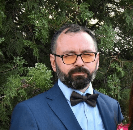 Directorul Școlii Gimnaziale Suraia, George Ariton, stă de 20 de ani în Casa specialistului, cu doar 29 de lei chirie. „Fostul primar i-a făcut un contract fals”, susține Primăria care vrea acum să-l evacueze.