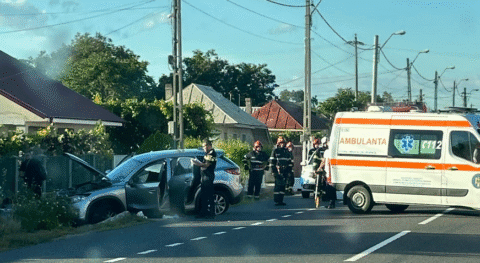 O Mazda cu numere de Ucraina a intrat într-un stâlp la Haret. Femeia de pe scaunul din dreapta, în comă la spital.