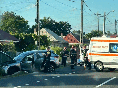O Mazda cu numere de Ucraina a intrat într-un stâlp la Haret. Femeia de pe scaunul din dreapta, în comă la spital.