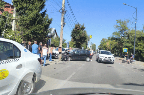 Atenție, șoferi! Evitați strada Bîrsei. Trafic parțial blocat din cauza unui accident.