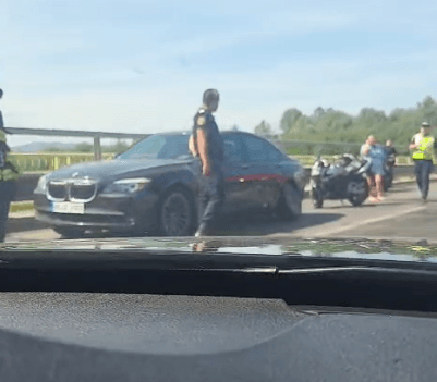 Video. Accident pe podul de la Vidra. Un BMW și o motocicletă, implicate în coliziune.