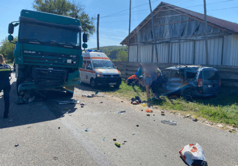 Au scăpat cu viață după ce s-au izbit cu mașina de un camion