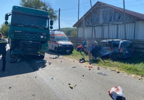 Au scăpat cu viață după ce s-au izbit cu mașina de un camion