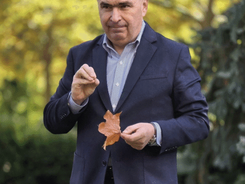 Pe ce pune omul ăsta mâna… se usucă. Bolojan, dur cu oamenii simpli, cu profesorii, cu pensionarii și cu mamele tinere, mielușel cu privilegiații.