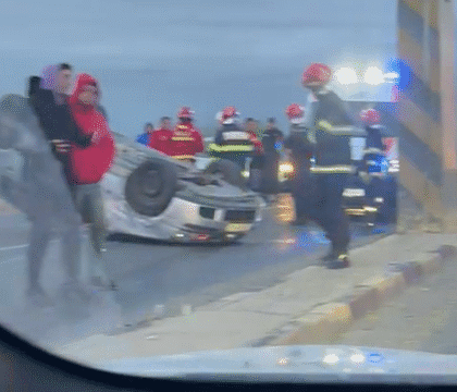 Video. Podul de la Mărăcineni este blocat după ce o mașină s-a răsturnat!