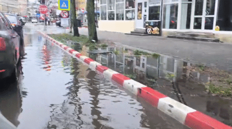 Video. Venezia s-a mutat la Focșani. Canalizarea nu mai face față în multe zone din oraș.