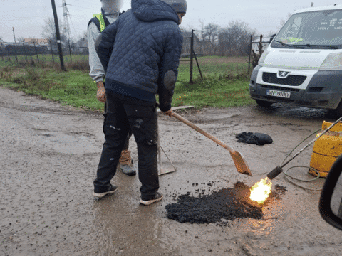 Video. Hai cu butelia să asfaltăm pe ploaie…
