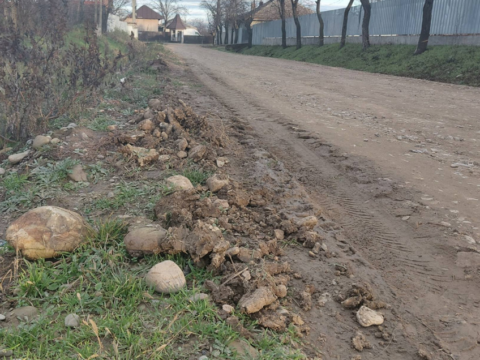 Video. Cum se „pietruiește” un drum comunal din Popești (Vrancea). 15 % piatră… restul pământ.