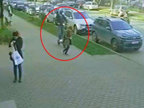 Video. Un copil de 10 ani, lovit de un tânăr aflat pe o trotinetă electrică.
