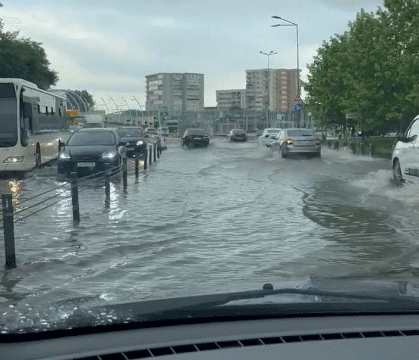 Video. Cu apa până aproape de motor au circulat unii șoferi astăzi.